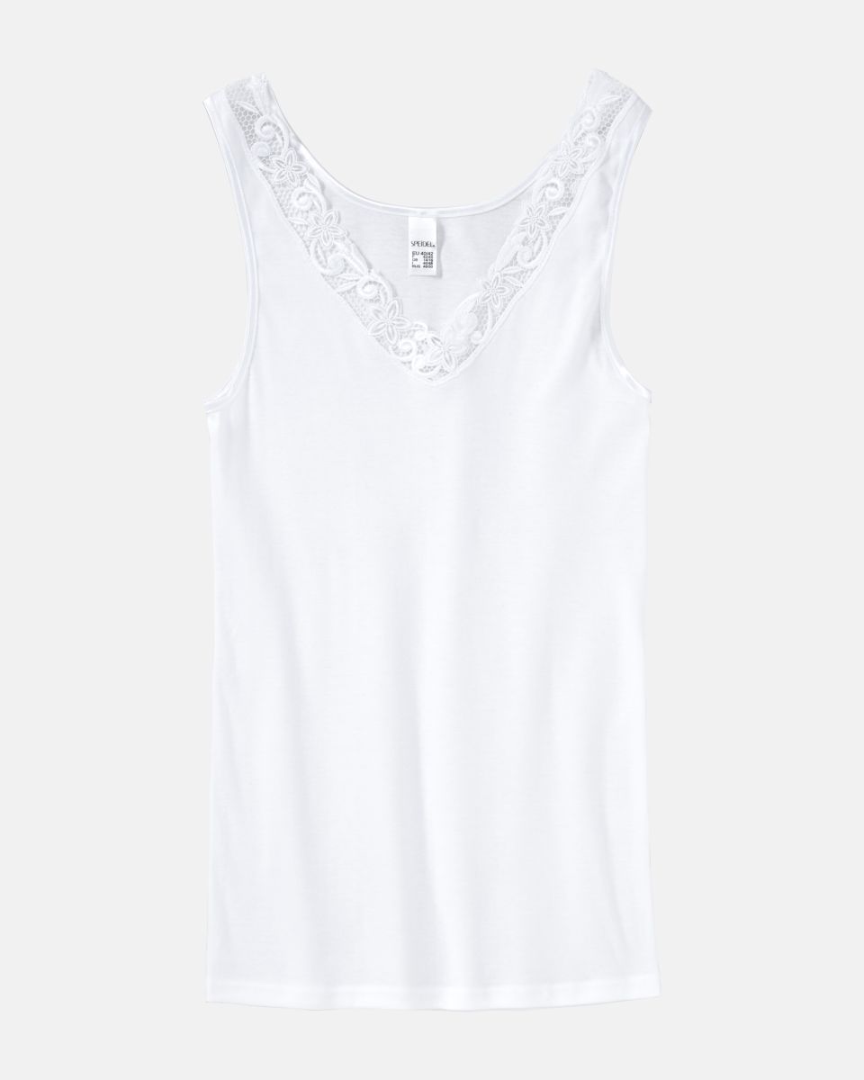 Achselhemd in weiß aus der Serie Lingerie Plus, flach auf einer Oberfläche liegend.