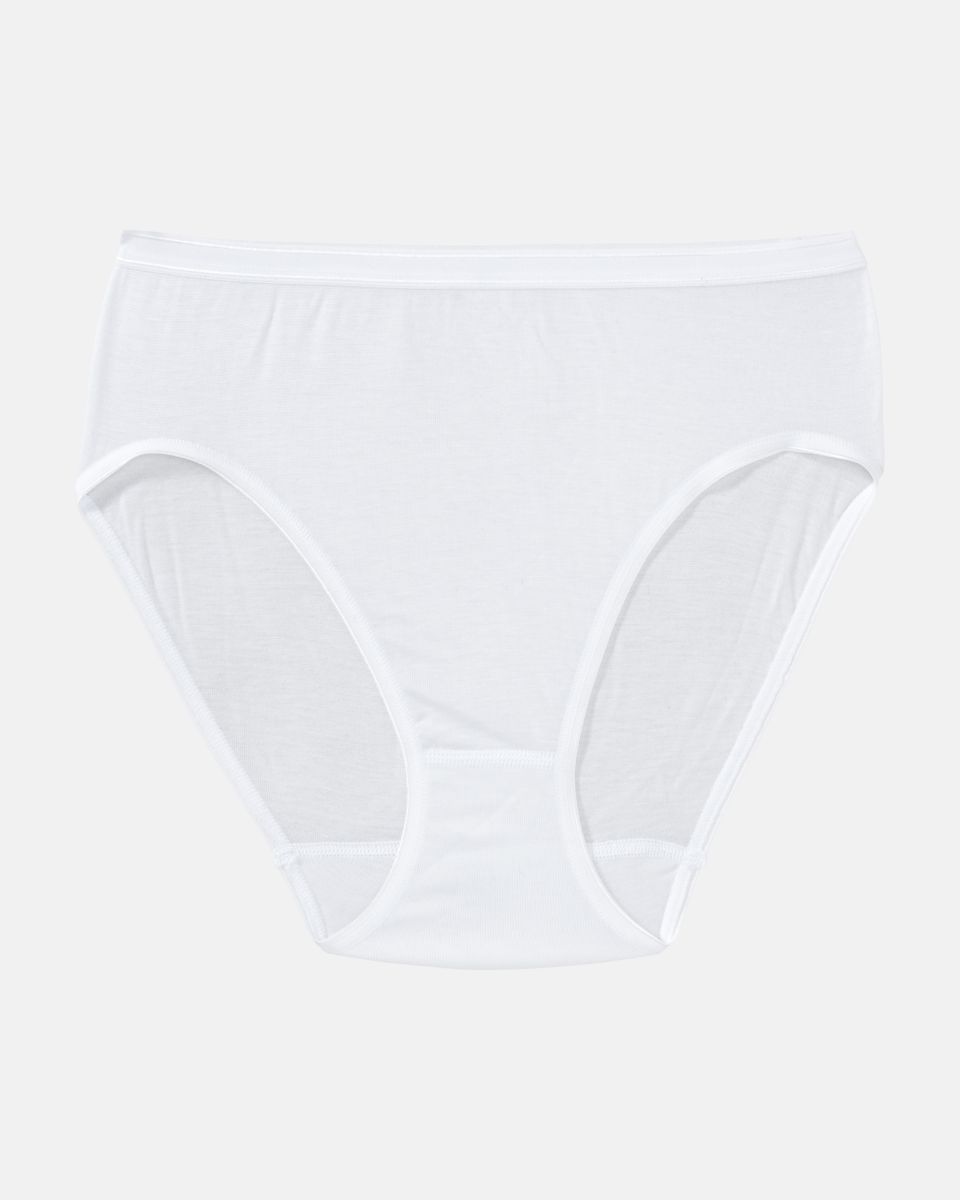 Hüftslip in weiß aus der Serie Nadine, flach auf einer Oberfläche liegend.