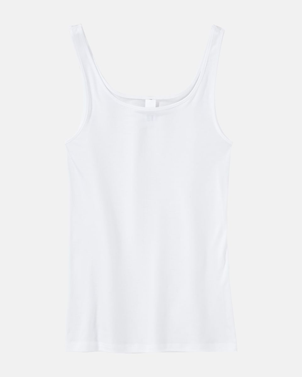 Achselhemd in weiß aus der Serie Nadine, flach auf einer Oberfläche liegend.