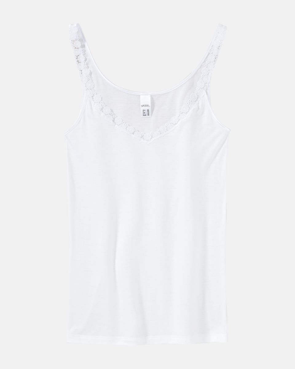 Trägerhemd in weiß aus der Serie Nadine, flach auf einer Oberfläche liegend.