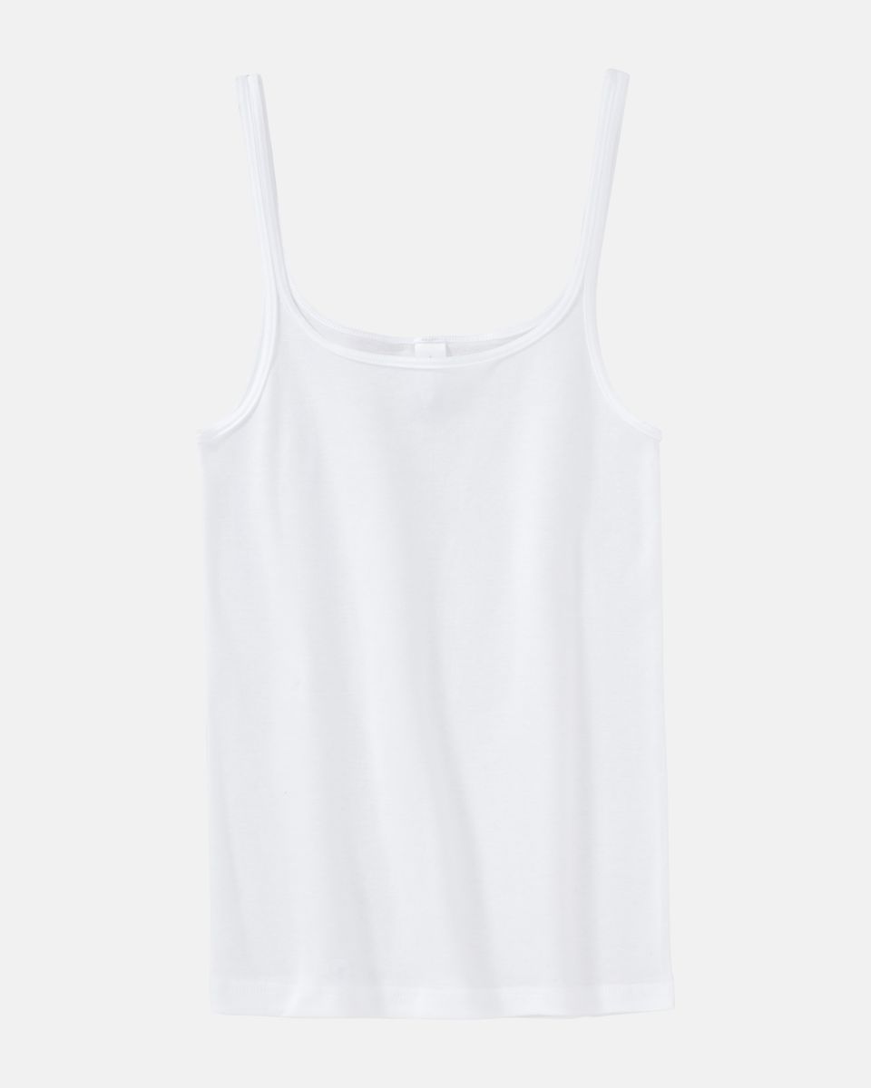 Trägerhemd in weiß aus der Serie Bio Cotton, flach auf einer Oberfläche liegend.