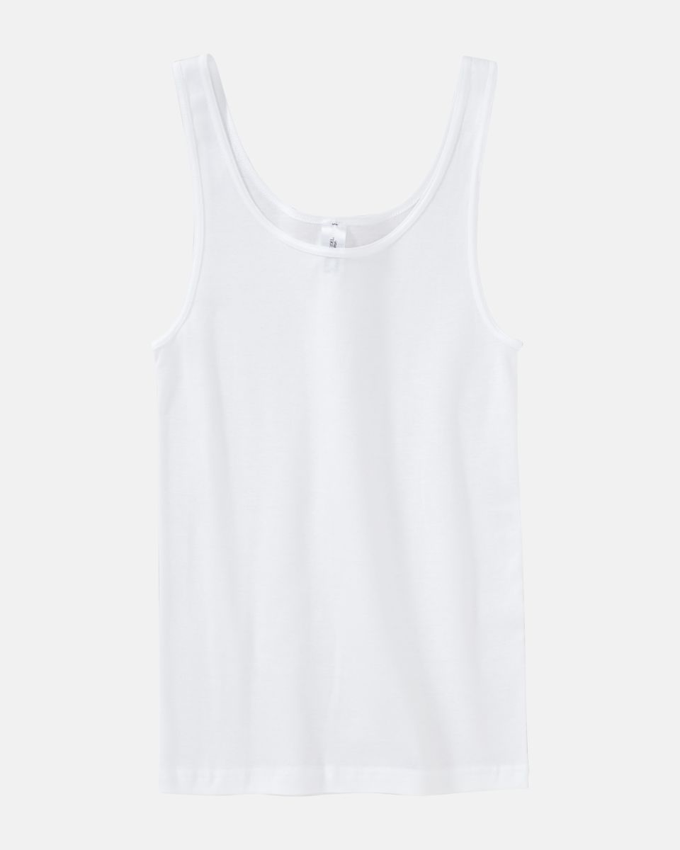 Achselhemd in weiß aus der Serie Bio Cotton, flach auf einer Oberfläche liegend.