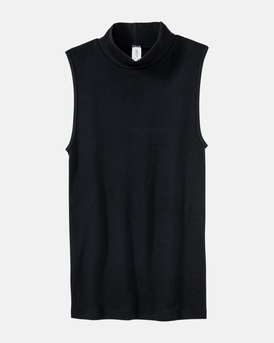 Cityshirt in schwarz aus der Serie Bio Cotton, flach auf einer Oberfläche liegend.