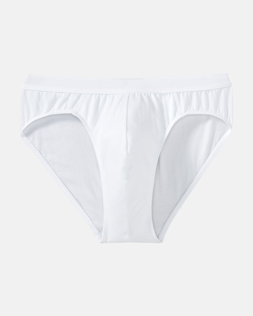 Herren Slip in weiß aus der Serie Classic, flach auf einer Oberfläche liegend.