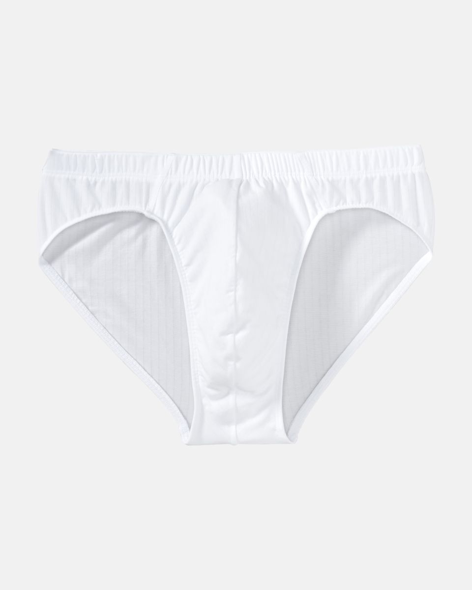 Herren Slip in weiß aus der Serie sky.line, flach auf einer Oberfläche liegend.