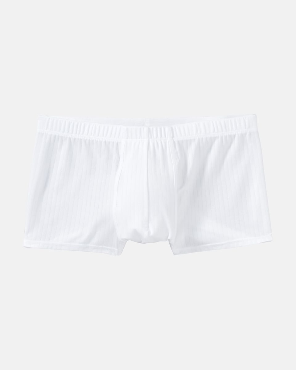 Herren Pant in weiß aus der Serie sky.line, flach auf einer Oberfläche liegend.