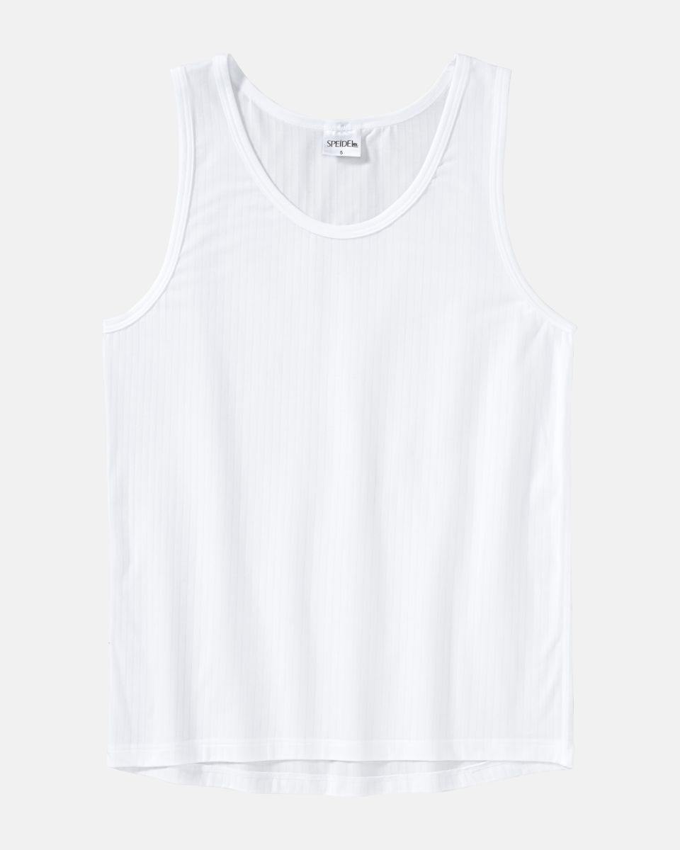 Herren Achselhemd in weiß aus der Serie sky.line, flach auf einer Oberfläche liegend.