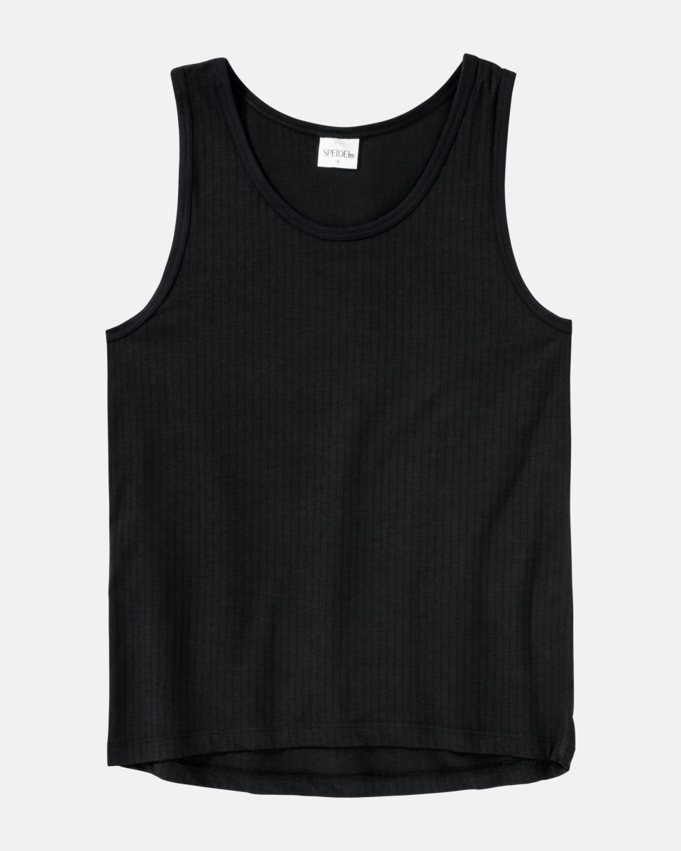 Herren Achselhemd in schwarz aus der Serie sky.line, flach auf einer Oberfläche liegend.