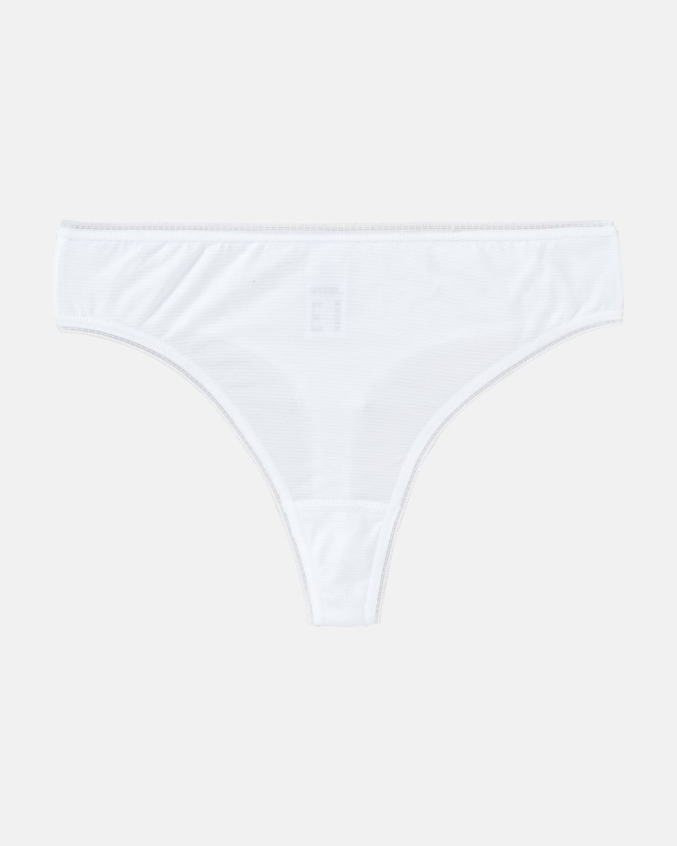 String Tanga in weiß aus der Serie Magic look, flach auf einer Oberfläche liegend.