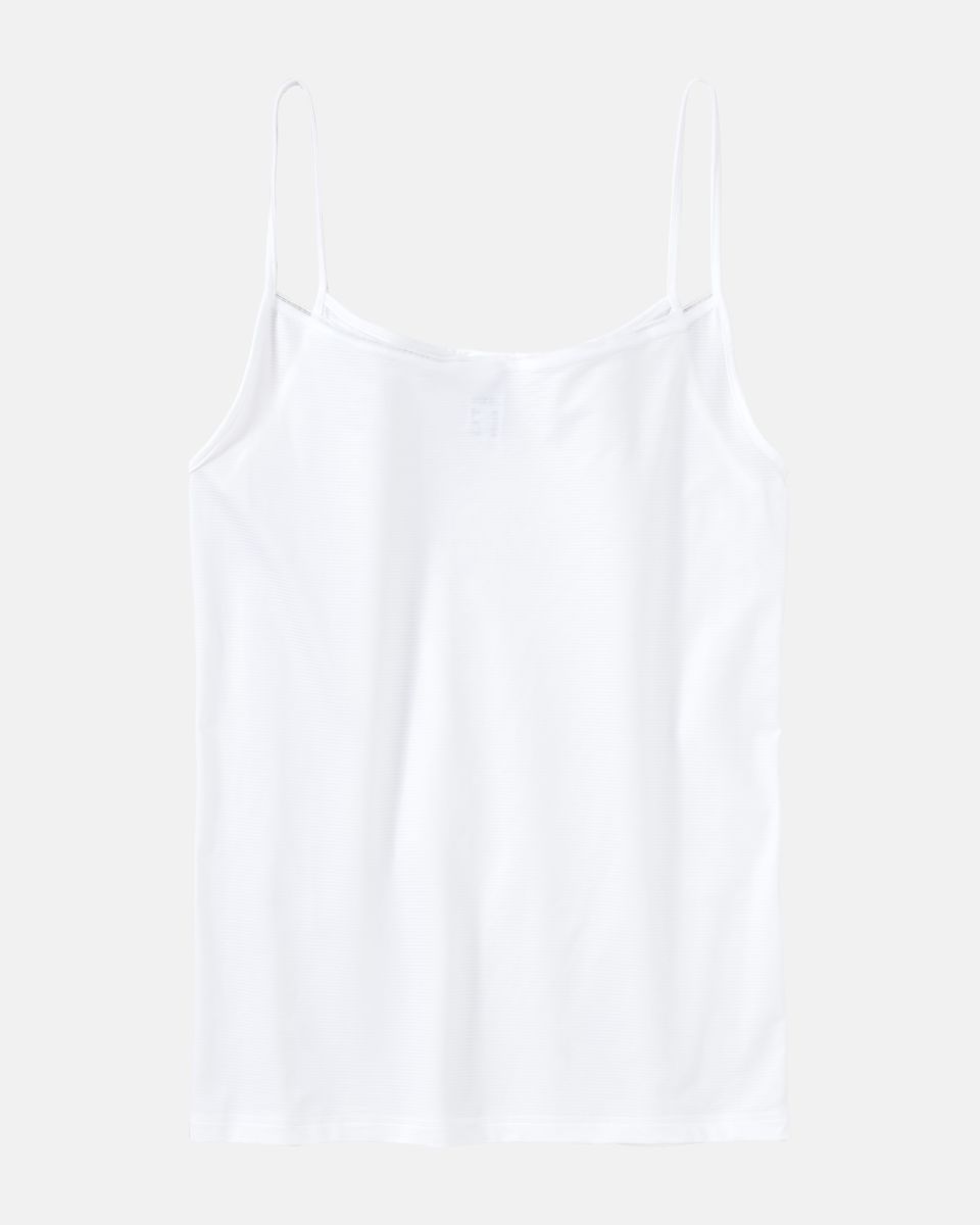 Hemd in weiß aus der Serie Magic look, flach auf einer Oberfläche liegend.