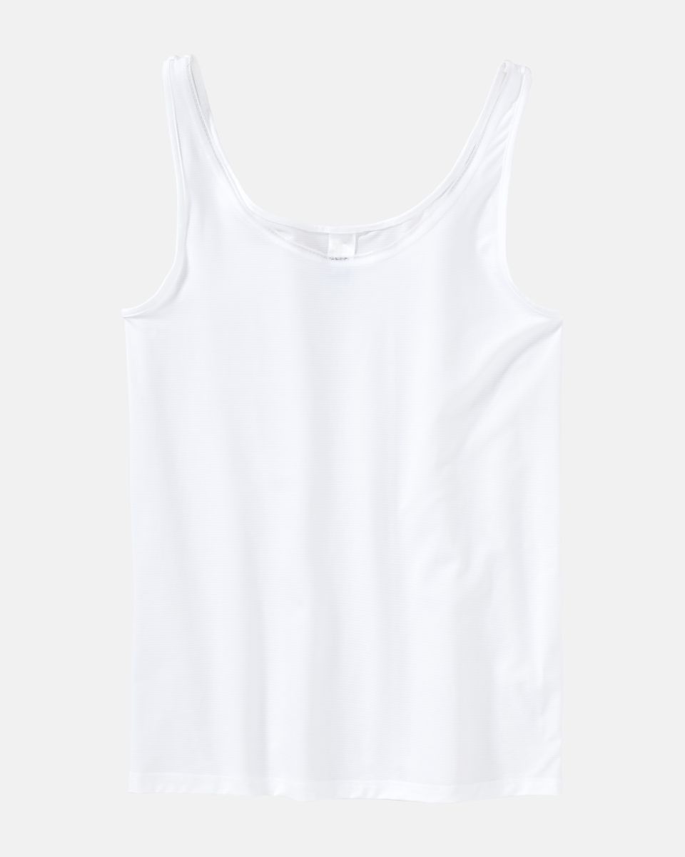 Achselhemd in weiß aus der Serie Magic look, flach auf einer Oberfläche liegend.