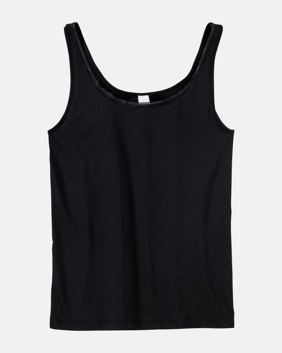 Achselhemd in schwarz aus der Serie Magic look, flach auf einer Oberfläche liegend.