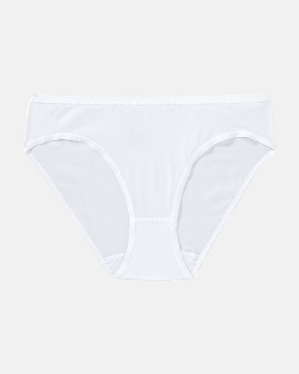 Bikinislip in off white aus der Serie Natural Beauty, flach auf einer Oberfläche liegend.