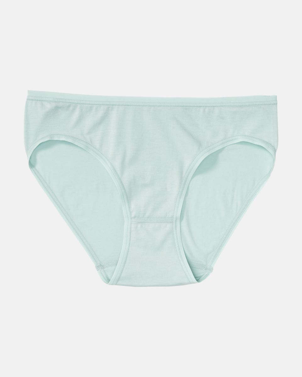 Bikinislip in minze aus der Serie Natural Beauty, flach auf einer Oberfläche liegend.