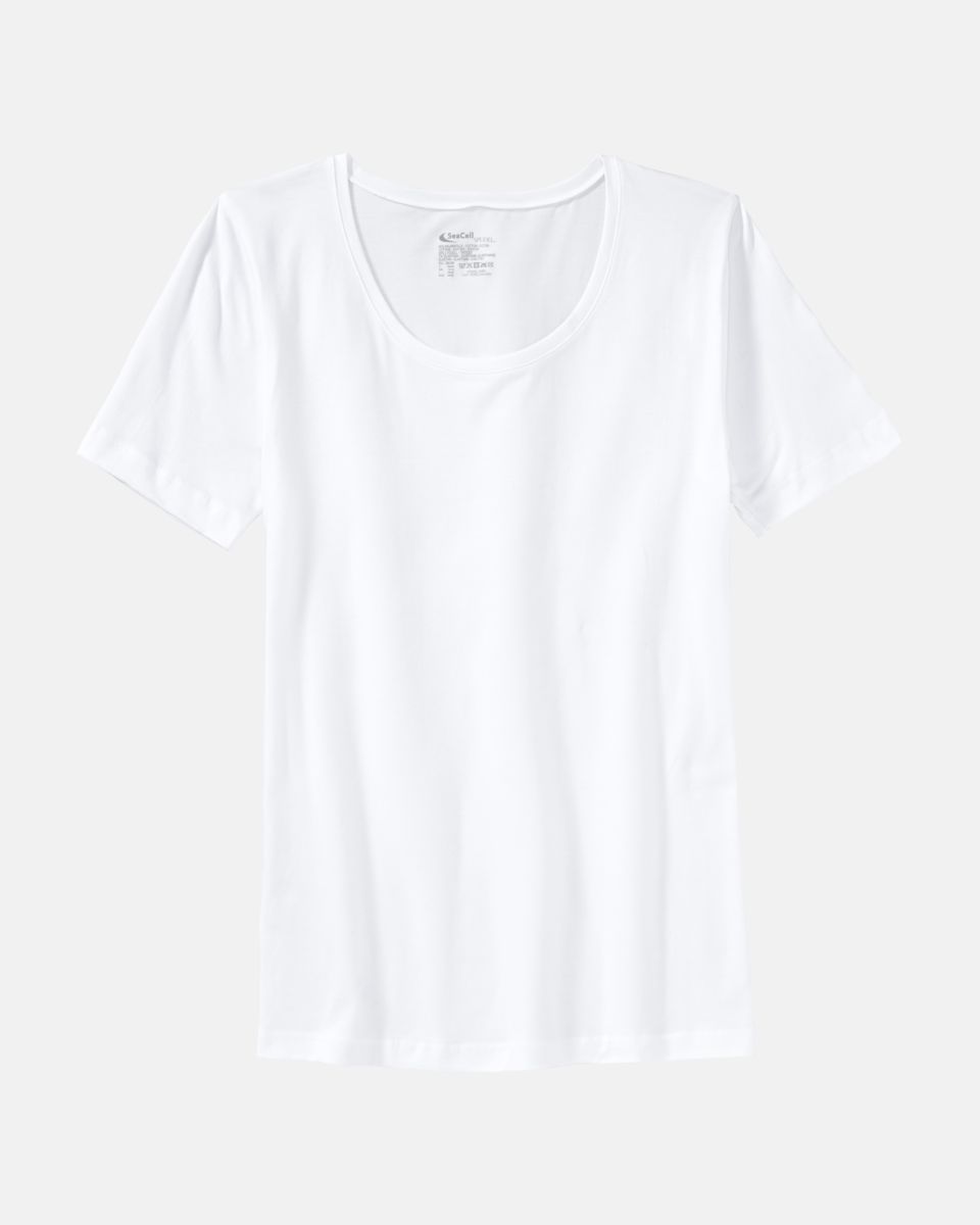 Shirt 1/4 Arm in off white aus der Serie Natural Beauty, flach auf einer Oberfläche liegend.