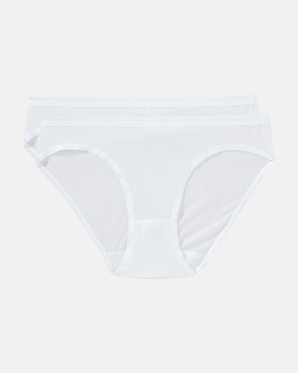 Minislip in weiß aus der Serie Take two, flach auf einer Oberfläche liegend.