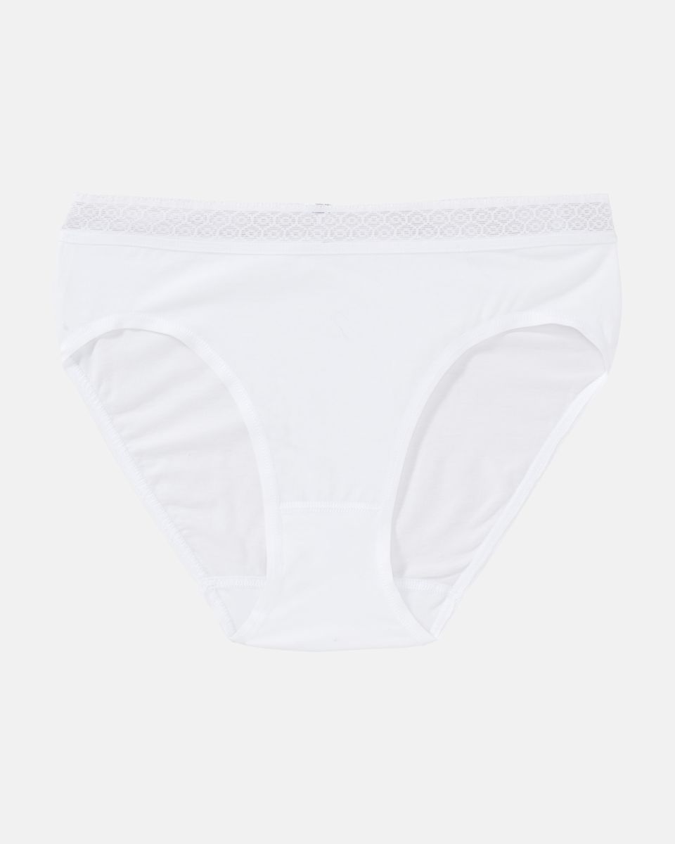 Bikinislip in weiß aus der Serie Feelin'fine, flach auf einer Oberfläche liegend.