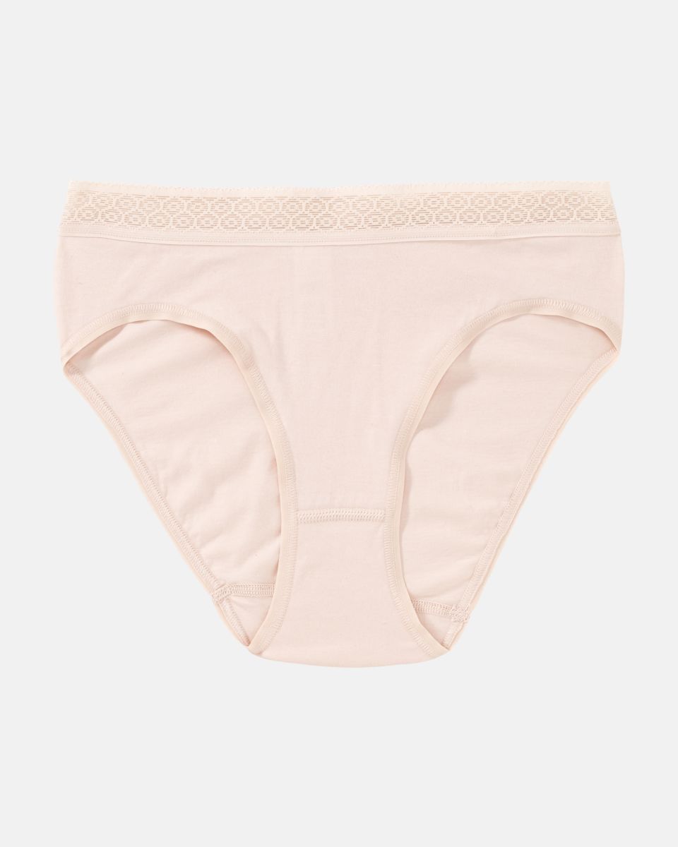 Bikinislip in honey aus der Serie Feelin'fine, flach auf einer Oberfläche liegend.