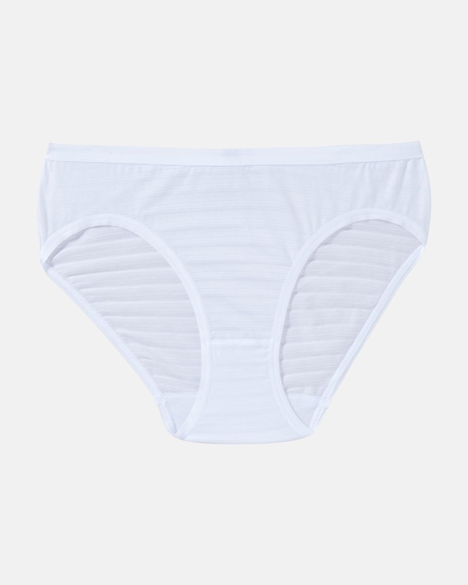 Bikinislip in weiß aus der Serie Cotton&More, flach auf einer Oberfläche liegend.