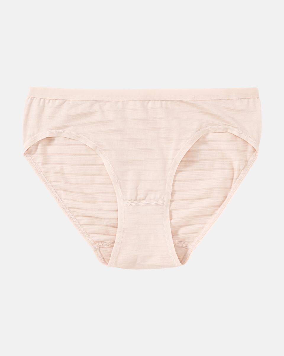 Bikinislip in honey aus der Serie Cotton&More, flach auf einer Oberfläche liegend.