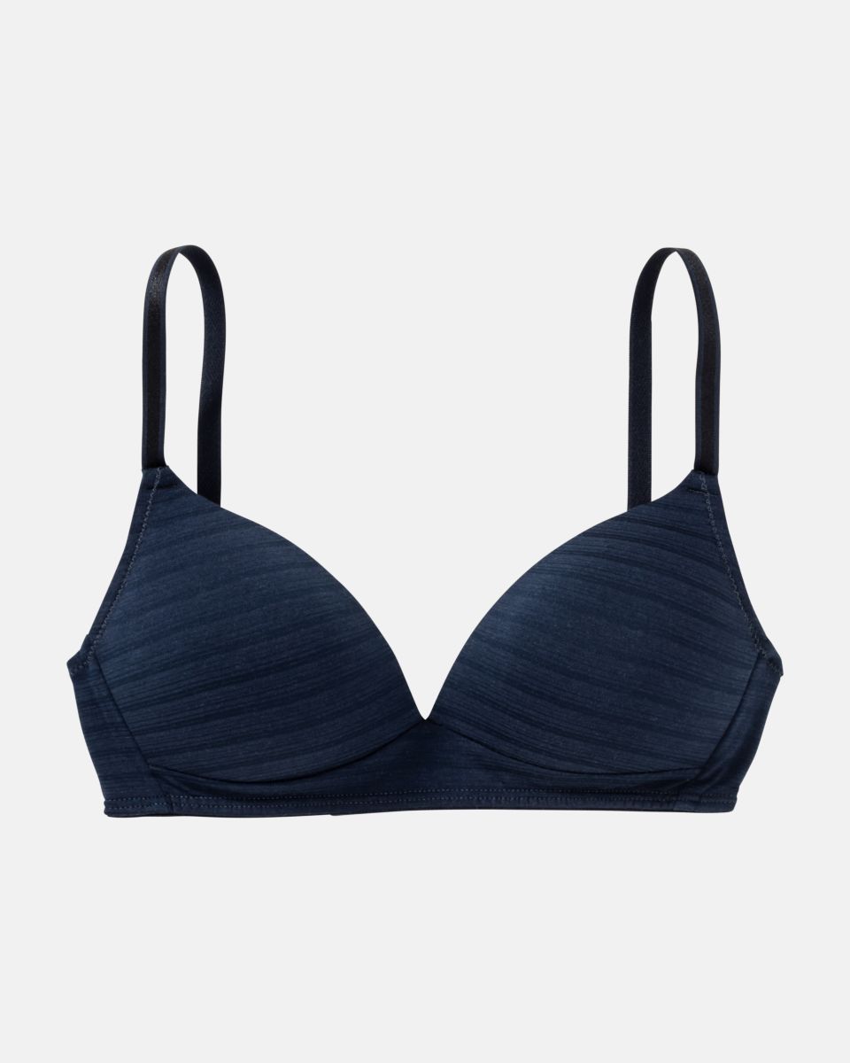 Schalen BH Triangle in blueberry aus der Serie Cotton&More, flach auf einer Oberfläche liegend.