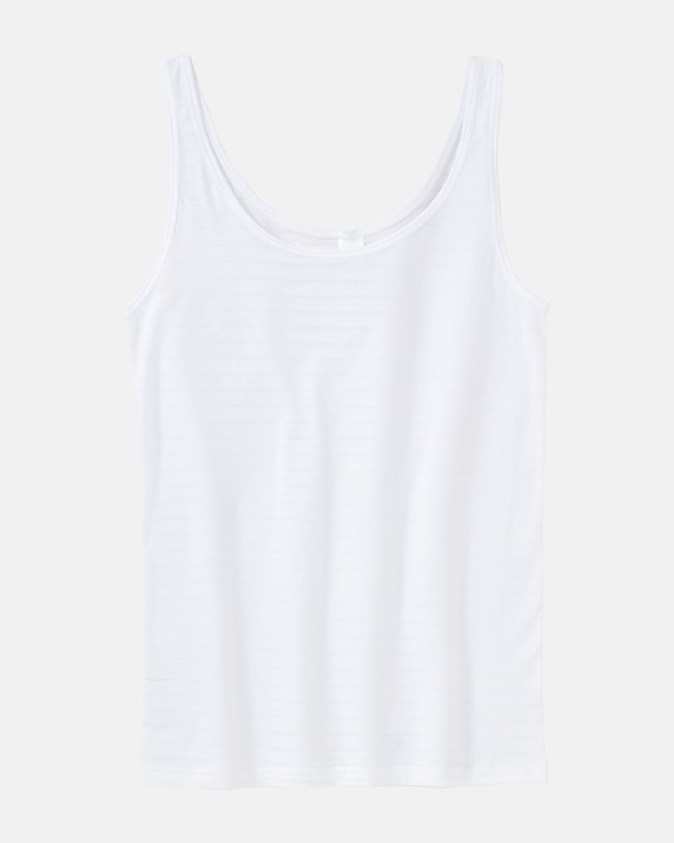 Achselhemd in weiß aus der Serie Cotton&More, flach auf einer Oberfläche liegend.