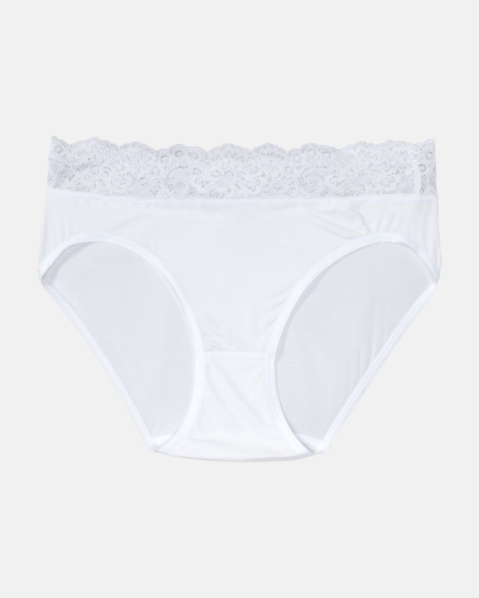 Bikinislip in weiß aus der Serie Sensuelle Lace, flach auf einer Oberfläche liegend.