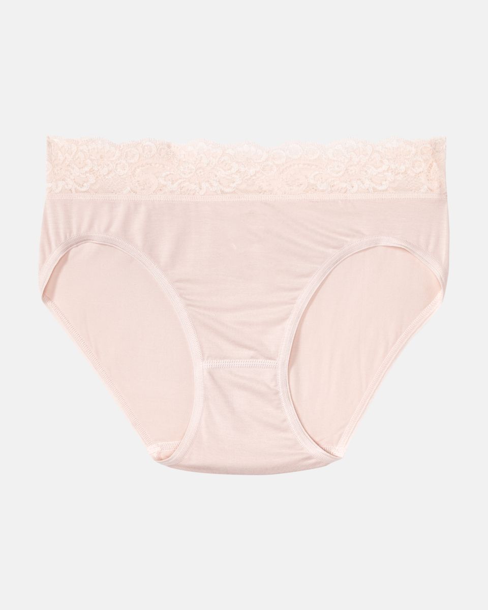 Bikinislip in lychee aus der Serie Sensuelle Lace, flach auf einer Oberfläche liegend.