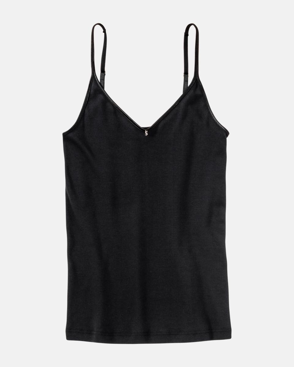 Hemd in schwarz aus der Serie Silke, flach auf einer Oberfläche liegend.