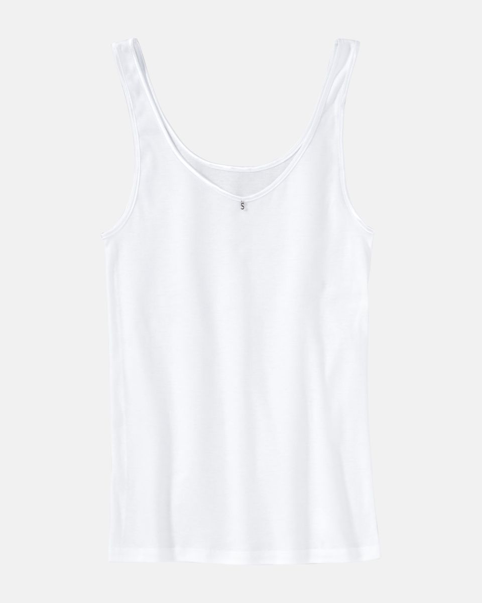 Achselhemd in weiß aus der Serie Silke, flach auf einer Oberfläche liegend.