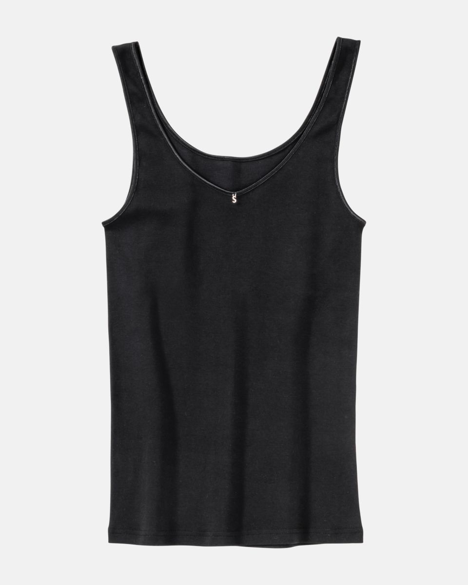 Achselhemd in schwarz aus der Serie Silke, flach auf einer Oberfläche liegend.