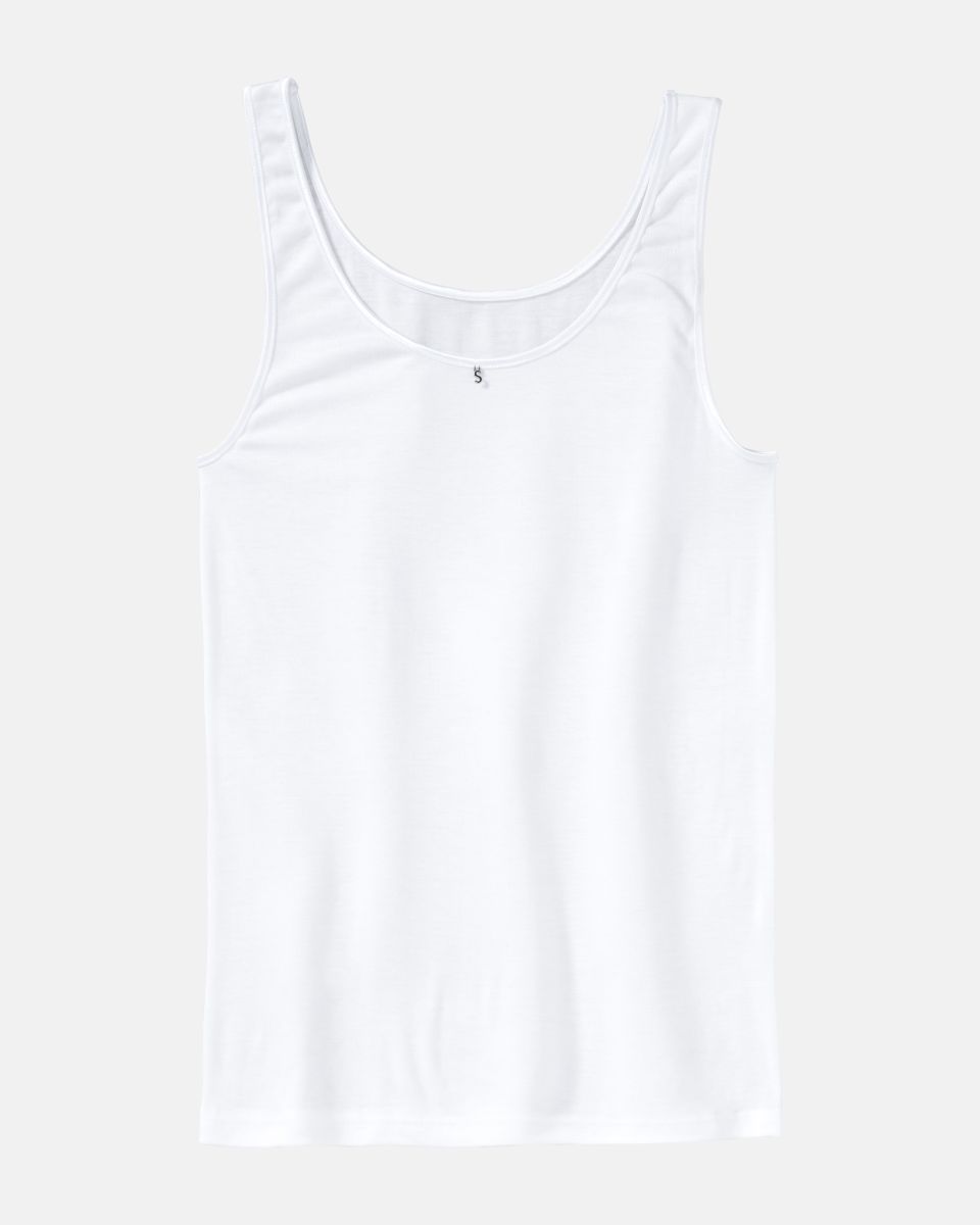 Achselhemd in weiß aus der Serie Sofia, flach auf einer Oberfläche liegend.