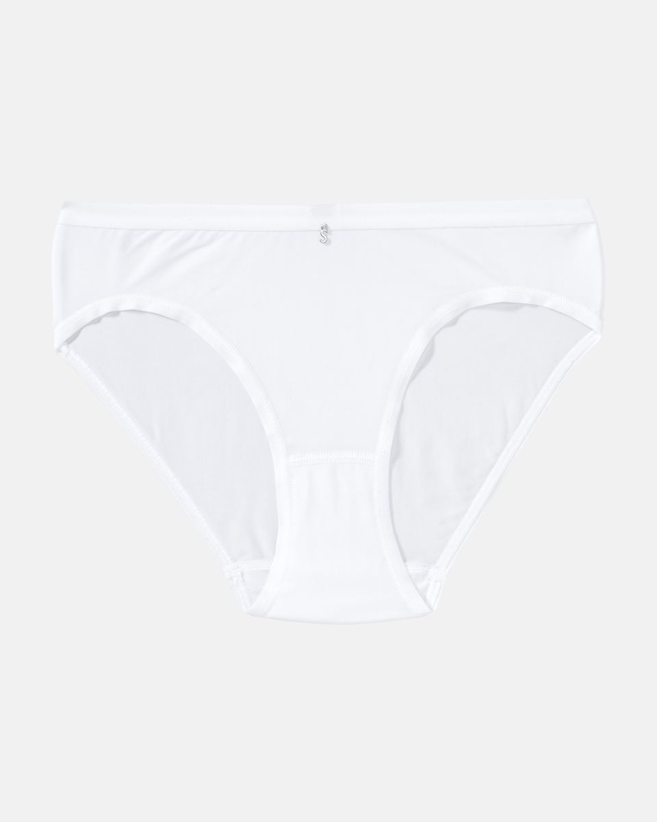 Bikinislip in weiß aus der Serie Sidney, flach auf einer Oberfläche liegend.