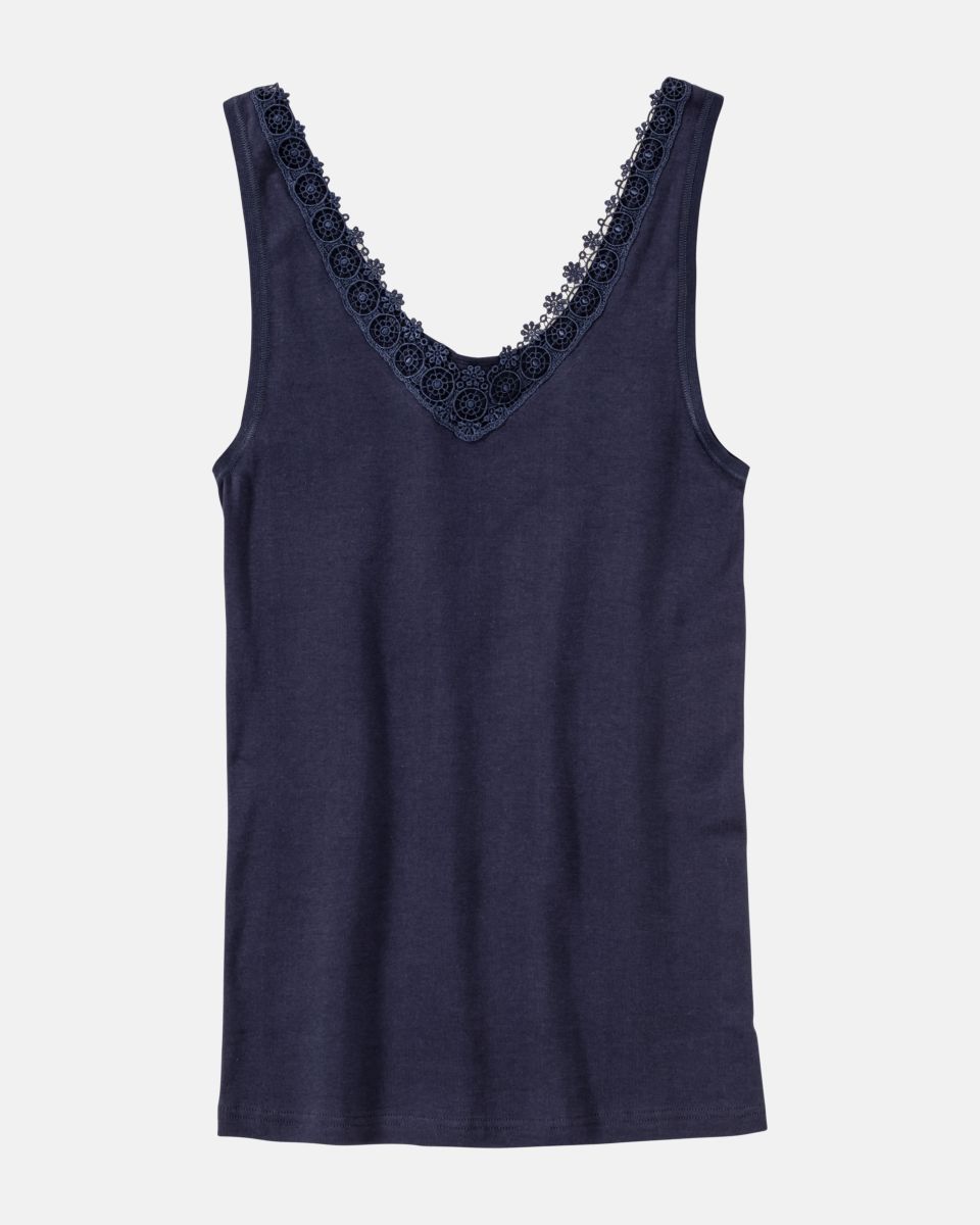 Achselhemd in blueberry aus der Serie Silke, flach auf einer Oberfläche liegend.