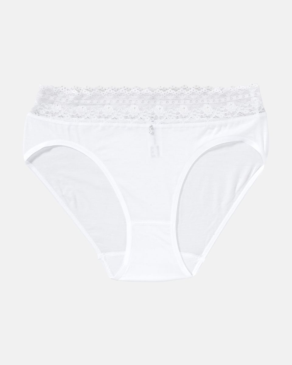 Bikinislip in weiß aus der Serie Smilla, flach auf einer Oberfläche liegend.