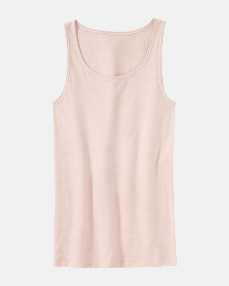 Achselhemd in lychee wool aus der Serie Sanja, flach auf einer Oberfläche liegend.