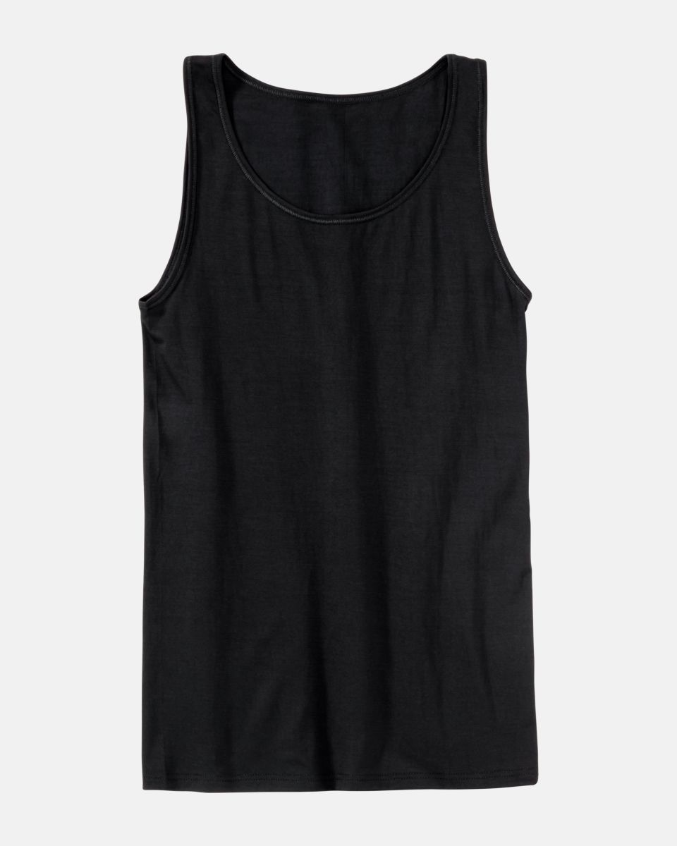 Achselhemd in schwarz aus der Serie Sanja, flach auf einer Oberfläche liegend.