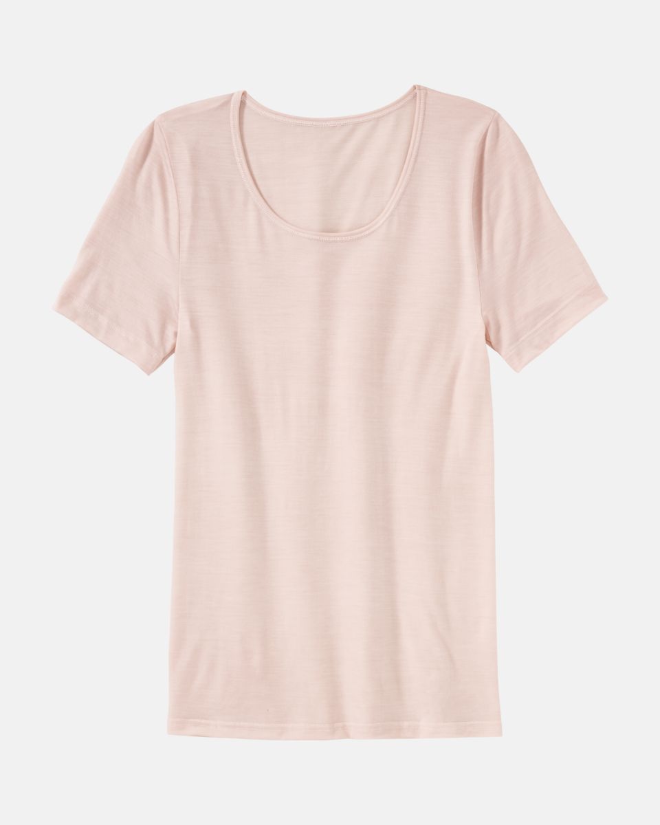 Shirt 1/4 Arm in lychee wool aus der Serie Sanja, flach auf einer Oberfläche liegend.