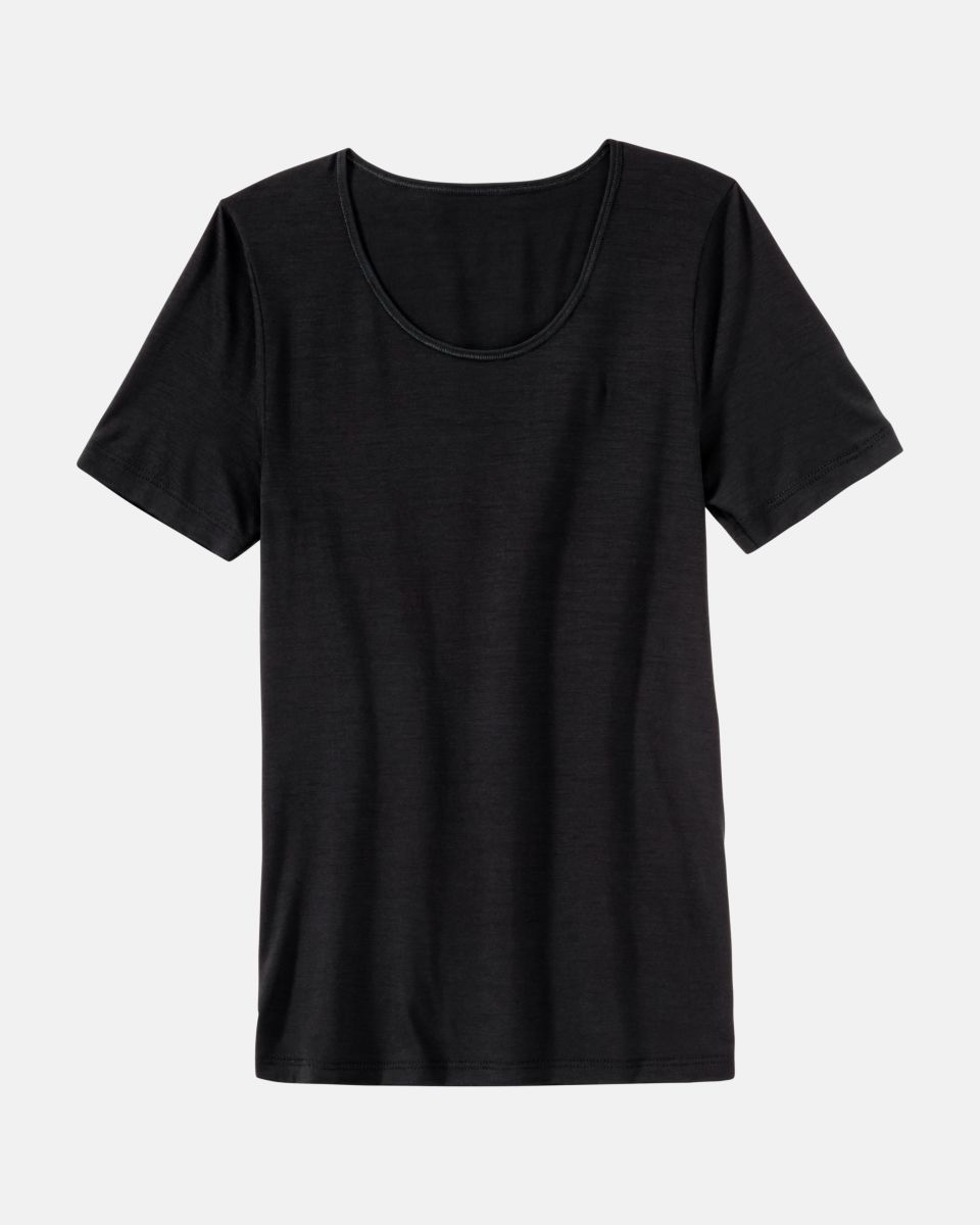 Shirt 1/4 Arm in schwarz aus der Serie Sanja, flach auf einer Oberfläche liegend.