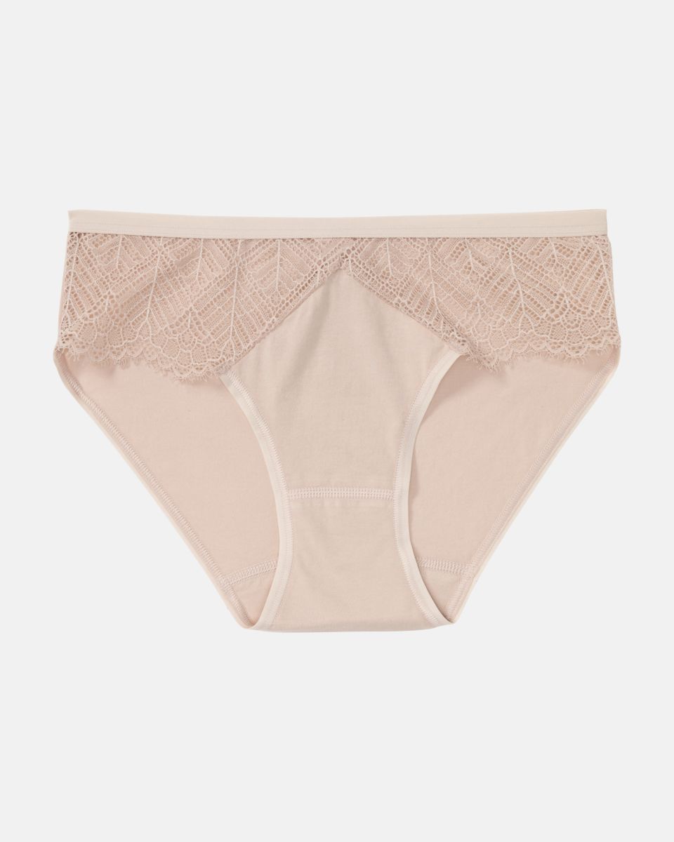 Bikinislip in cashew aus der Serie Ronja, flach auf einer Oberfläche liegend.