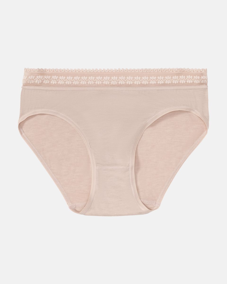 Bikinislip in cashew mélé aus der Serie Raphaela, flach auf einer Oberfläche liegend.