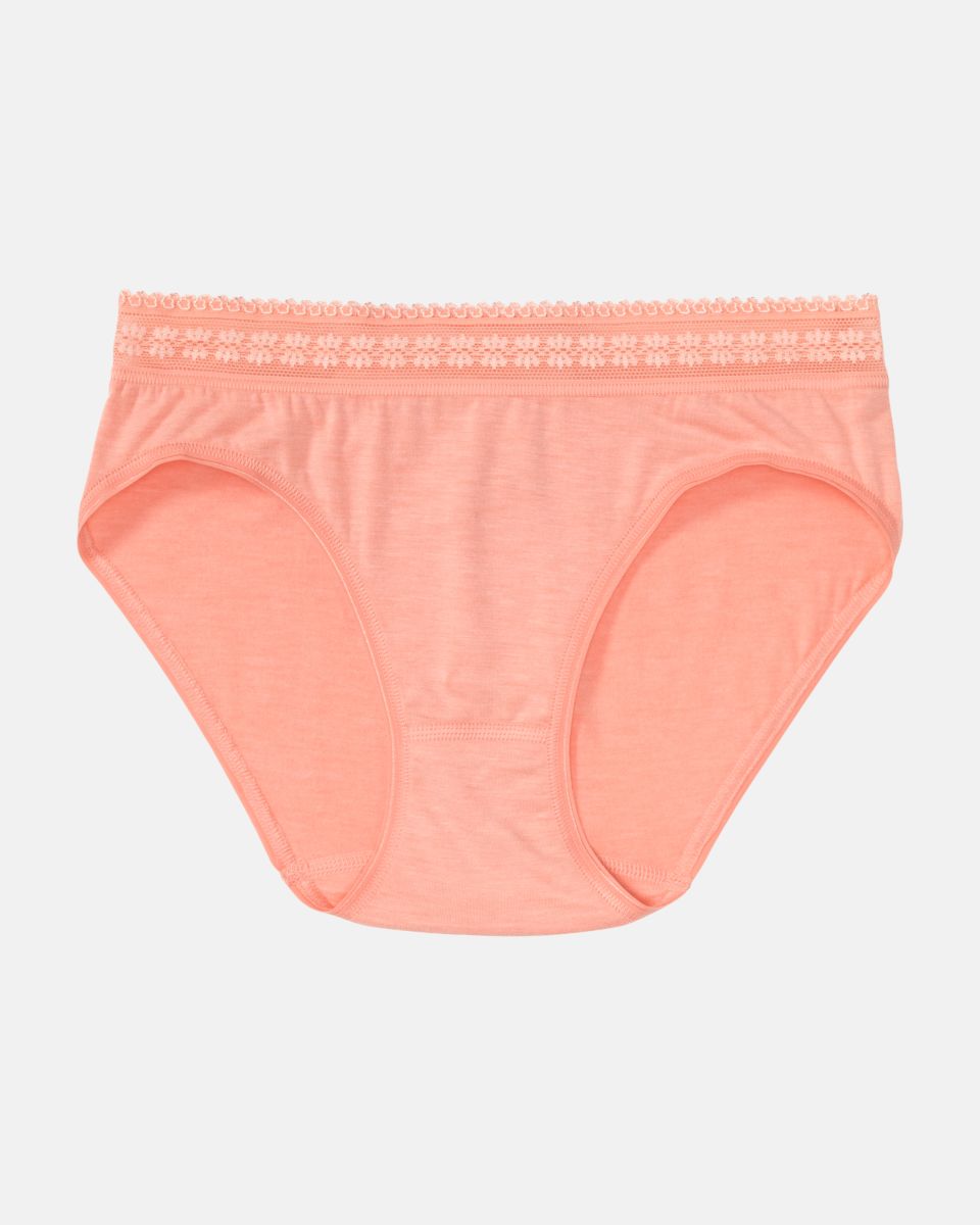 Bikinislip in melone mélé aus der Serie Raphaela, flach auf einer Oberfläche liegend.