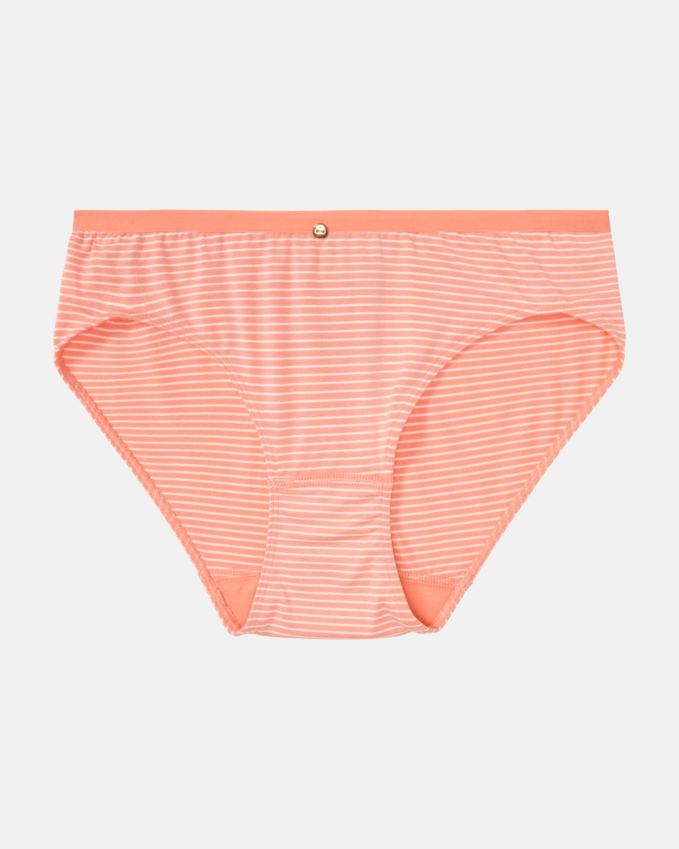 Bikinislip in melone / off white aus der Serie Rebecca, flach auf einer Oberfläche liegend.