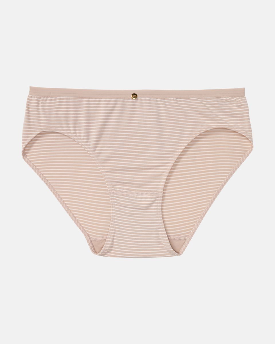 Bikinislip in cashew / off white aus der Serie Rebecca, flach auf einer Oberfläche liegend.