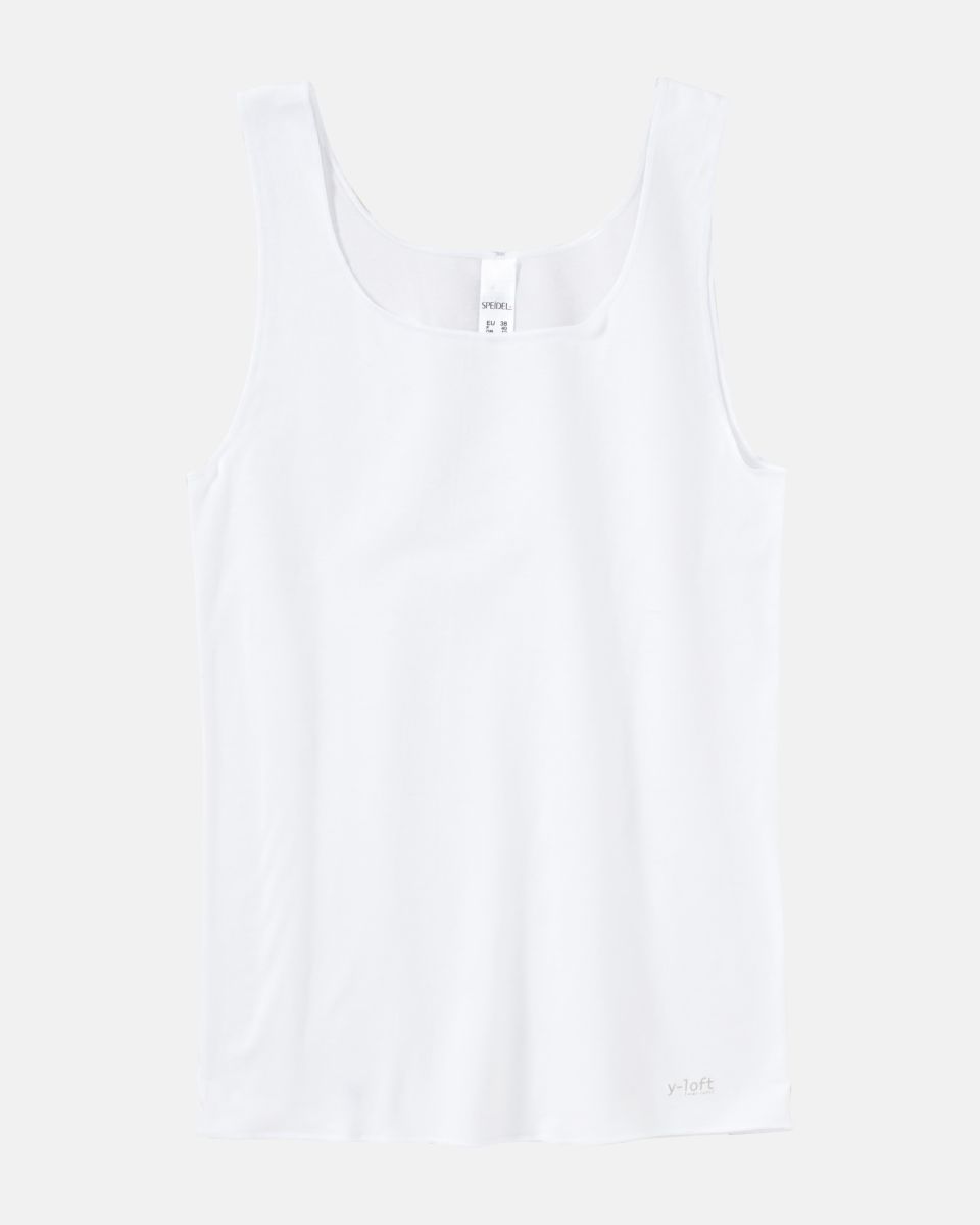 Achselhemd in weiß aus der Serie Y-loft, flach auf einer Oberfläche liegend.