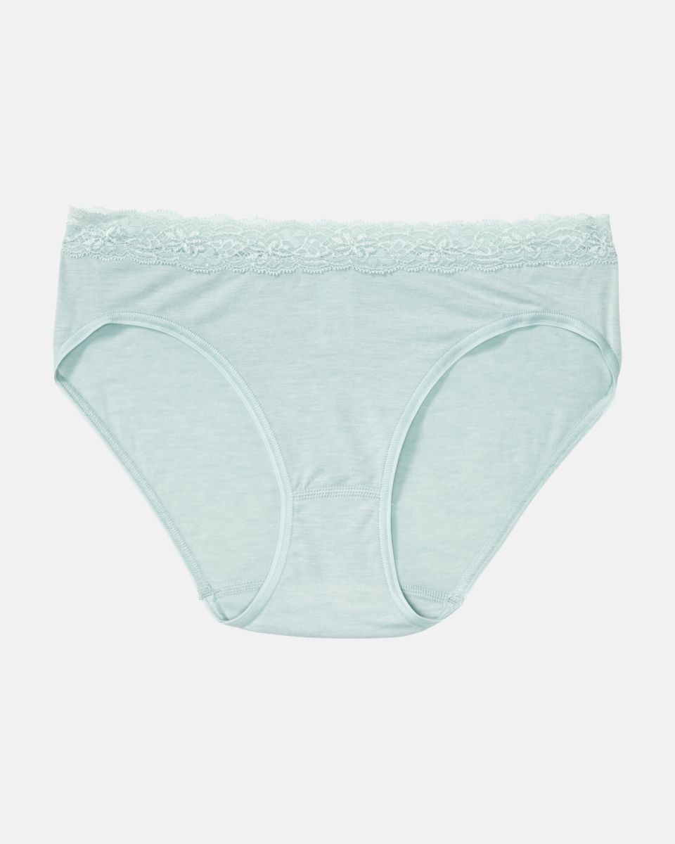 Bikinislip in minze mélé aus der Serie Rahel, flach auf einer Oberfläche liegend.