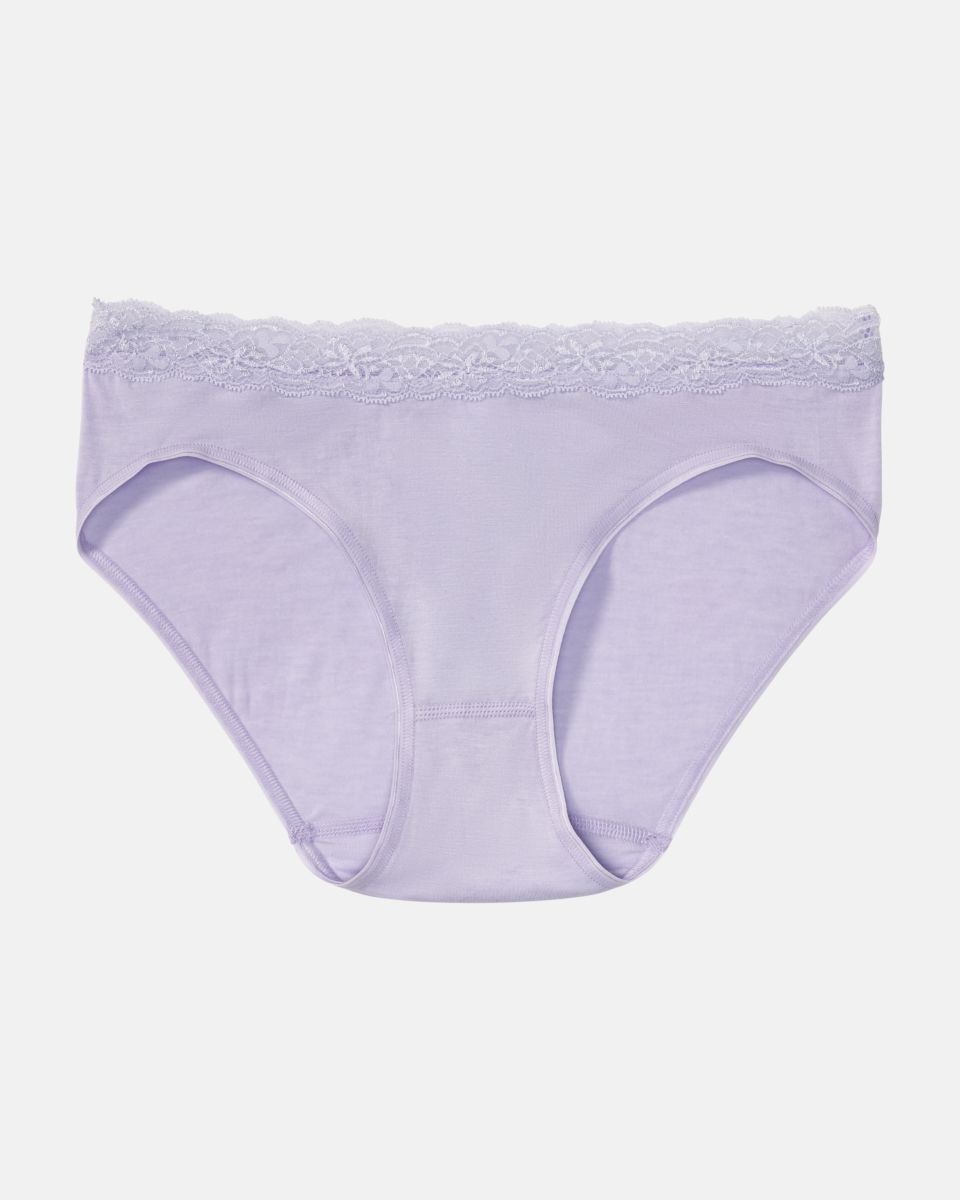 Bikinislip in lavendel mélé aus der Serie Rahel, flach auf einer Oberfläche liegend.
