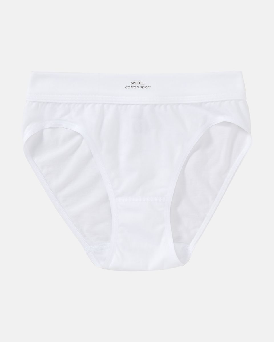 Bikinislip in weiß aus der Serie Cotton Sport, flach auf einer Oberfläche liegend.
