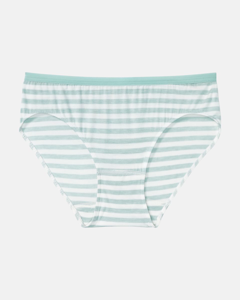 Bikinislip in minze / off white aus der Serie Regina, flach auf einer Oberfläche liegend.