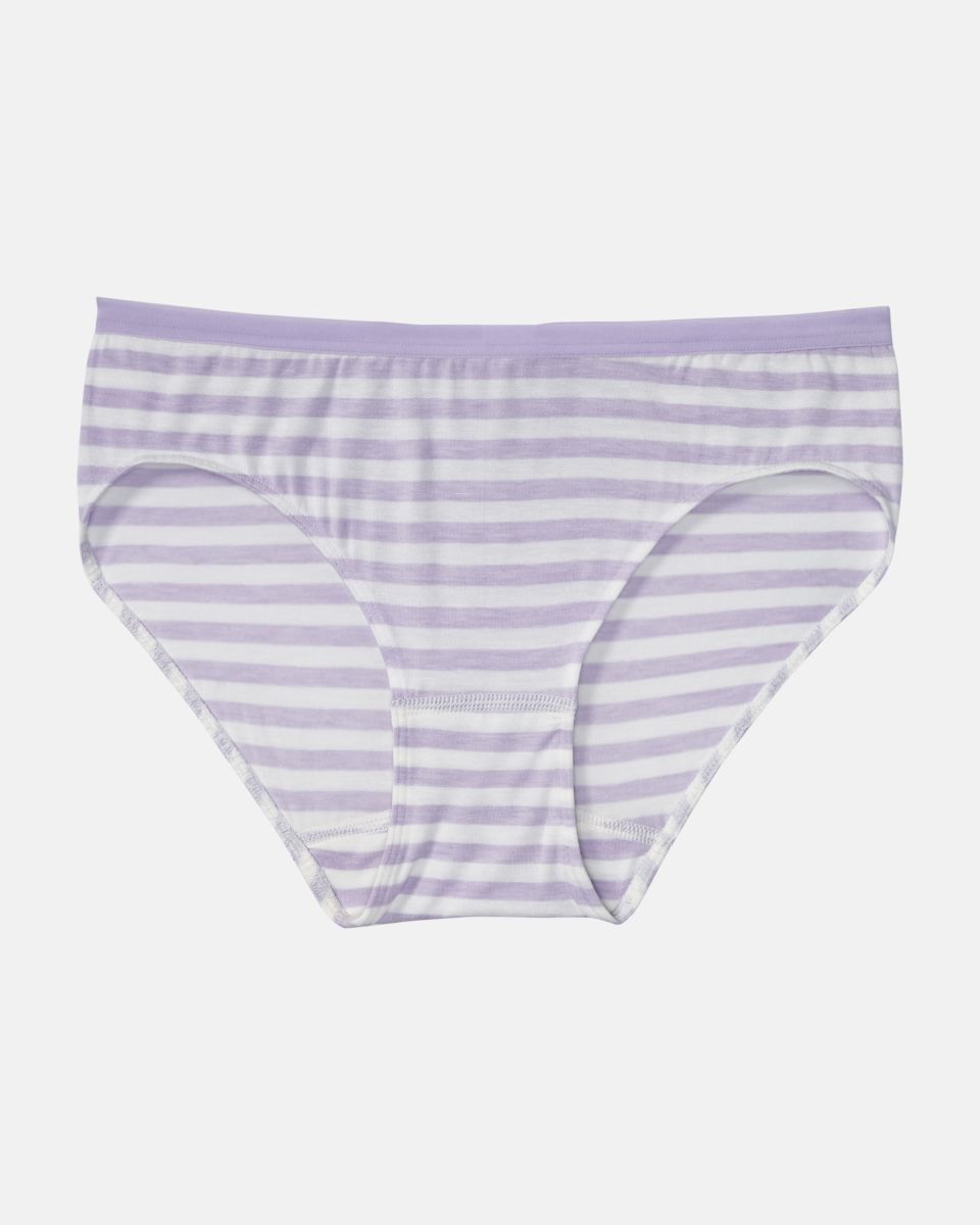 Bikinislip in lavendel / off white aus der Serie Regina, flach auf einer Oberfläche liegend.